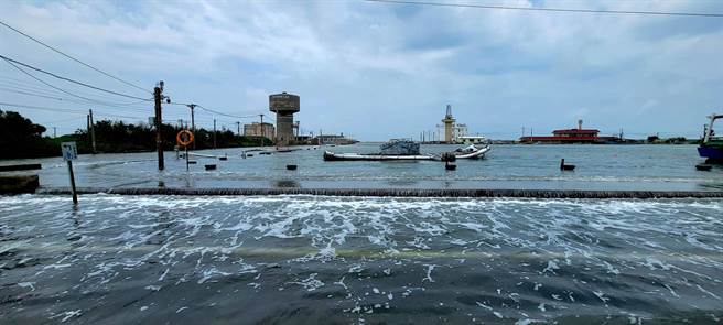 受到「超级蓝月」天文大潮影响，云林县口湖乡箔子寮渔港因海水倒灌而一片汪洋。（口湖乡长李龙飞提供）