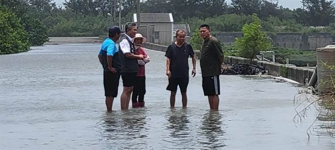 乡长李龙飞乡、代表会主席王溪边赶往视察。（口湖乡长李龙飞提供）
