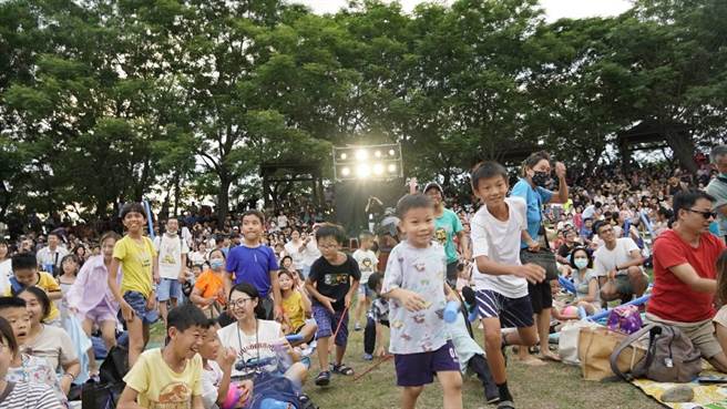 屏东夏日狂欢祭将于6日提前庆祝父亲节，当天只要亲子同行，即可获得限量冰棒及造型气球。（屏县府提供／谢佳潾屏东传真）