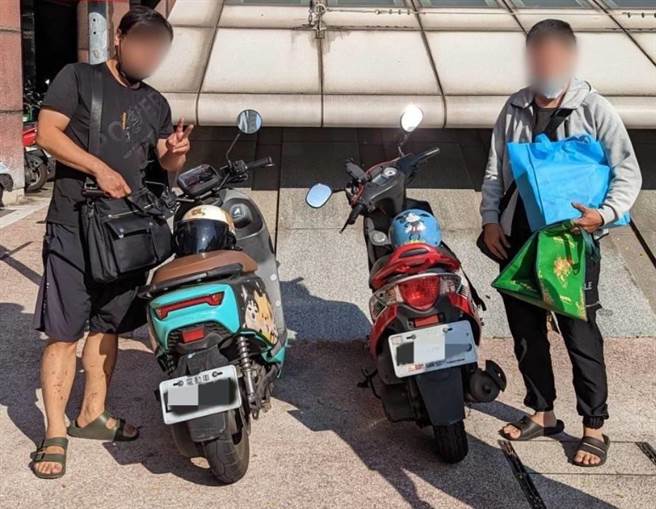 涉嫌洗钱的兄弟檔取完赃款遭警方逮捕，其中哥哥（左）在警方拍照存证时比YA，态度相当嚣张。（翻摄照片／崔正纲高雄传真）