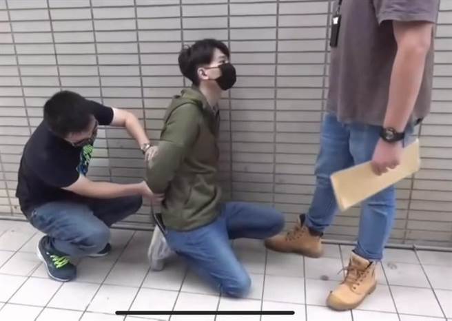 警方循线逮捕洗钱共犯。（翻摄照片／崔正纲高雄传真）