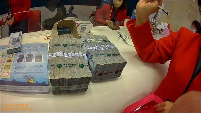 兄弟檔提领诈骗集团鉅额赃款。（翻摄照片／崔正纲高雄传真）