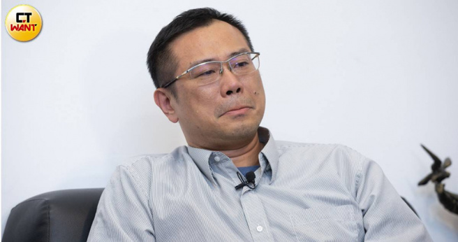 闻名两岸的国际刑警李泱辑，爸爸在他大三时因病过世，想起父亲的爱不禁红了眼眶。（图／黄威彬摄）

