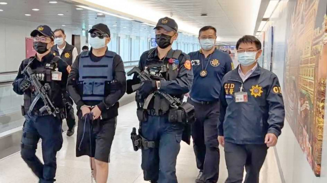 除了经办柬埔寨猪仔案受国际瞩目，台南角头陈建寧逃亡海外22年，日前在菲律宾落网，担任刑事局国际刑警科长的李泱辑亲自将他押解回台。（图／报系资料照）
