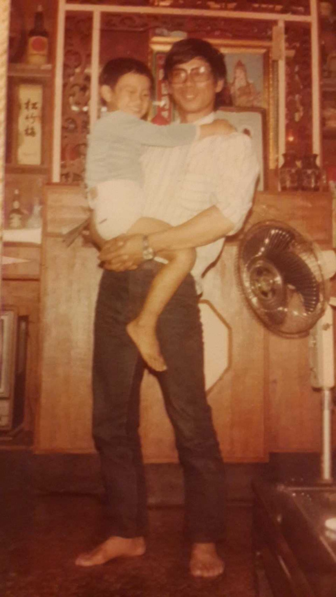 李泱辑当年舍台大念警大，爸爸开着没冷气的货车花了7、8个小时北上看爱子，那时爸爸衣服汗湿的画面是最能触动他心头的记忆。（图／民眾提供）
