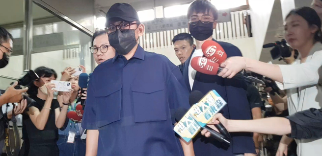 黄子佼首现身！抵北检被逼问「要道歉吗？」，全程不发一语。(陈志贤摄)