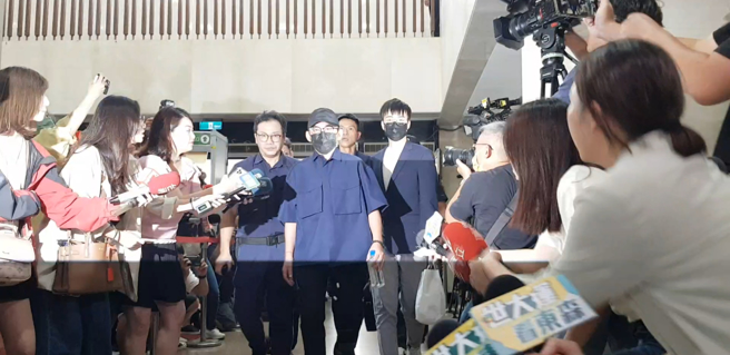 黄子佼首现身！抵北检被逼问「要道歉吗？」，全程不发一语。(陈志贤摄)