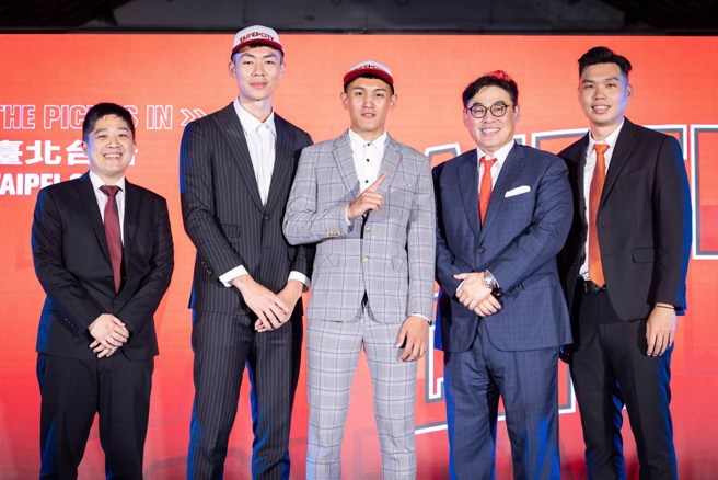 简贺宇(中)在今年T1选秀第四顺位被台新选上。(T1联盟提供)