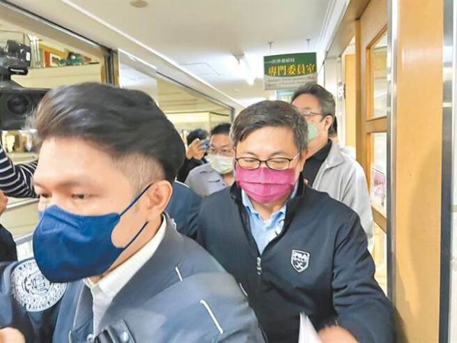 涉贪污的前台南市经发局长陈凯凌（中），缴回犯罪所得争取交保，全案16日宣判。（本报资料照片）