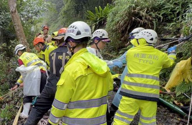 桃园市復兴区3日发生车辆坠谷事故，台电承揽商人员1车6人摔落边坡造成4死2伤，劳动局调查发现，车上4名泰籍移工皆为非法聘雇。（翻摄照片／蔡明亘桃园传真）