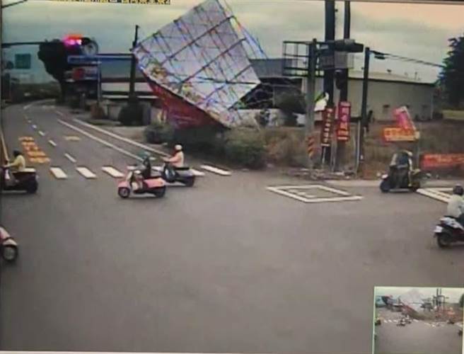 潮州鎮台1線與四維路口一處廣告鷹架，在4日下午近2點時，在一陣強風襲擊下，突然「應風倒榻」，嚇壞用路人。（警方提供／謝佳潾屏東傳真）