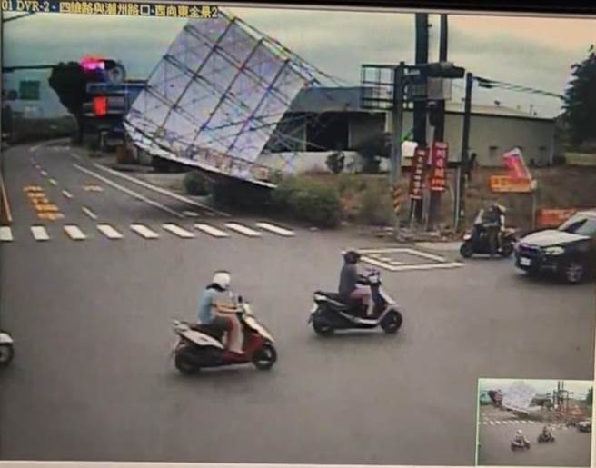 潮州鎮台1線與四維路口一處廣告鷹架，在4日下午近2點時，在一陣強風襲擊下，突然「應風倒榻」，嚇壞用路人。（警方提供／謝佳潾屏東傳真）