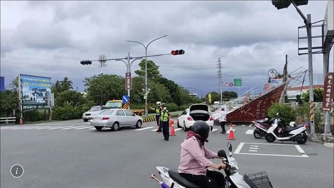 潮州鎮台1線與四維路口一處廣告鷹架，在4日下午近2點時，在一陣強風襲擊下，突然「應風倒榻」，嚇壞用路人。（警方提供／謝佳潾屏東傳真）