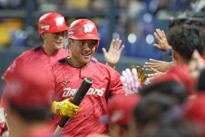 味全龍下半季打出6勝2敗1和，目前暫居全年度勝率第一位置。（資料照，味全龍提供）