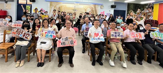 学校社工师与在地商家长期努力，用经济补助、非经济补助、生涯方案等多种类型，协助89位弱势学生与家庭。（新北市教育局提供）