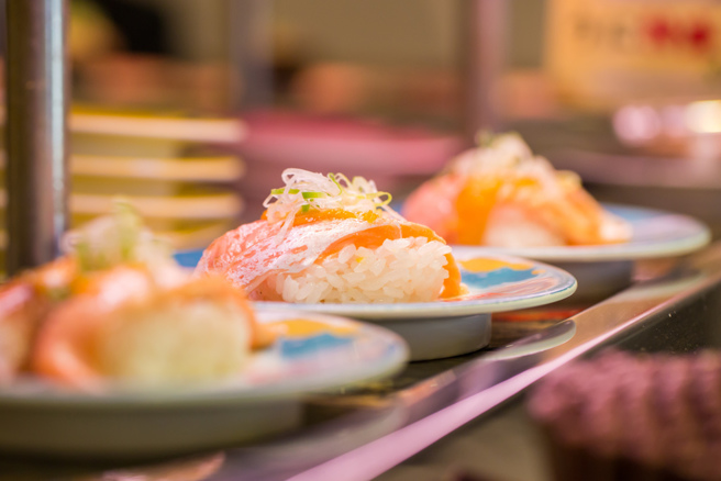 有够噁！台中孩童对迴转寿司猛吐口水  藏寿司致歉了（示意图/shutterstock达志影像）
