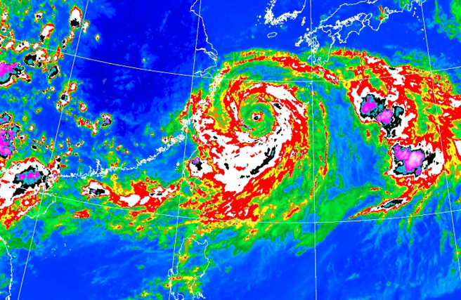 中颱卡努往东北方向缓慢移动，其外围环流持续为台湾带来猛烈风雨。（图／气象局）