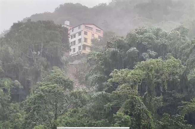 庐山温泉区的丽来饭店因为大雨、泥流冲刷地基疑似被掏空，已紧急疏散留守人员。（民眾提供／杨静茹南投传真）