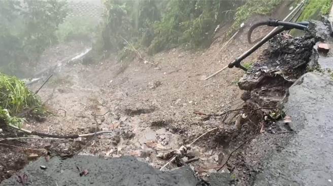 庐山温泉区的丽来饭店旁崩落一角，树木也都滑落，饭店地基疑遭掏空。（民眾提供／杨静茹南投传真）