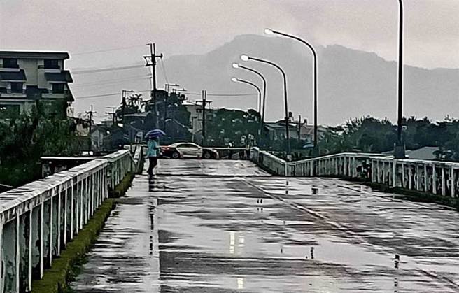 南投灾情惨重，守城桥遭溪水冲垮。(图／民眾提供)