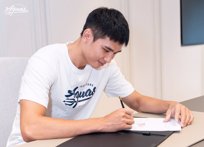 唐維傑正式跟高雄全家海神簽約。(海神提供)