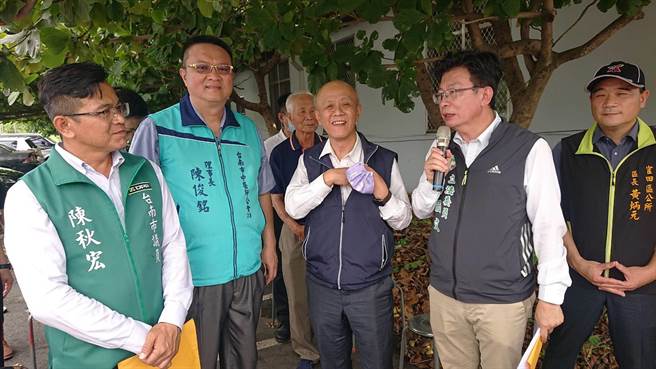 交通部次長胡湘麟（中）要求台鐵局將隆田站朝「跨站式站體」作可行性評估報告。（程炳璋攝）