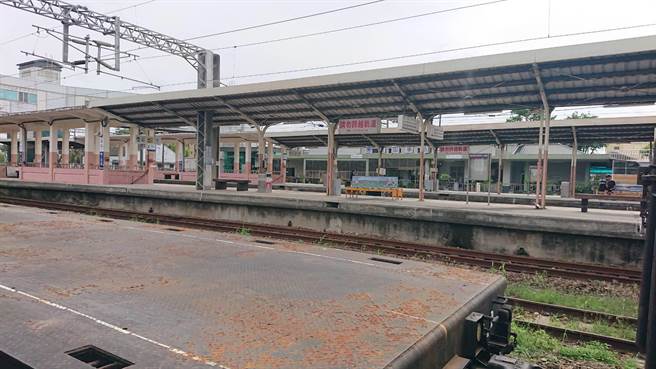 隆田站目前只有前站，鐵路以東居民需走人行地下道到西側前站購票。（程炳璋攝）