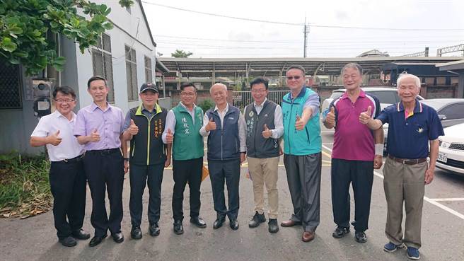 立委郭國文（右四）找來交通部次長胡湘麟（左五）會勘隆田站，要求興建後站帶動地方發展。（程炳璋攝）