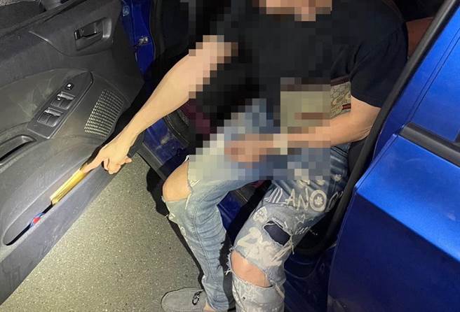 陈男因违停引来警方注意，果真查获多包毒品。（翻摄照片／洪靖宜高雄传真）