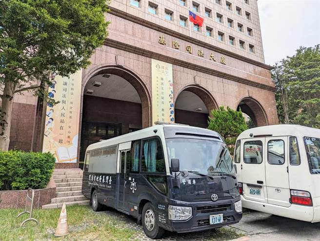 基隆首件国民法官参与案件，4日在基隆地方法院宣判，酒驾致死还肇事逃逸的高男，被合议庭判处9年有期徒刑。（张志康摄）