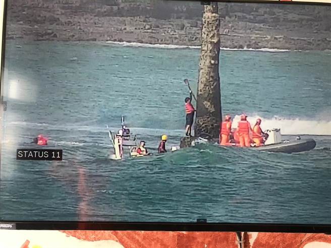 2艘分属海巡与消防局的救生艇，经多次救援尝试后，总算将2名受困民眾接驳上救生艇。（海巡提供／许逸民澎湖传真）