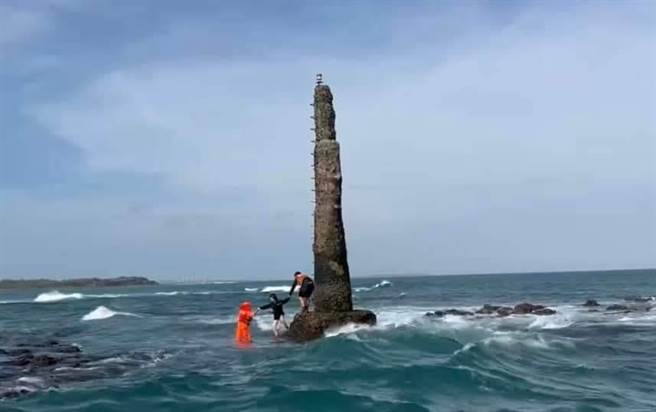 岸巡锁港站小组长吕志豪上士还冒险携带救生衣涉水100公尺，走到外礁救援。（警消提供／许逸民澎湖传真）