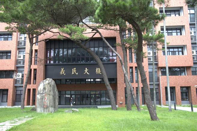 義民高中爆發解聘教師風波，校方4日重新寄發聘書與應聘書予10名教師。（邱立雅攝）