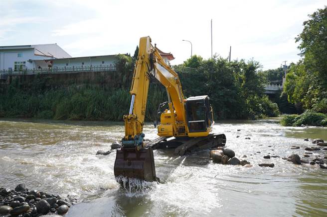 針對關西鳳山溪水汙染，立委林思銘呼籲中央要與地方攜手合作解決問題。（擷自林思銘臉書／邱立雅竹縣傳真）