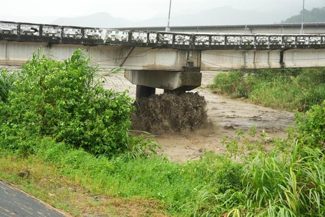  受到豪大雨影響，埔里鎮大湳里守城橋下午傳出橋面下陷緊急封橋情況。（南投縣政府提供）