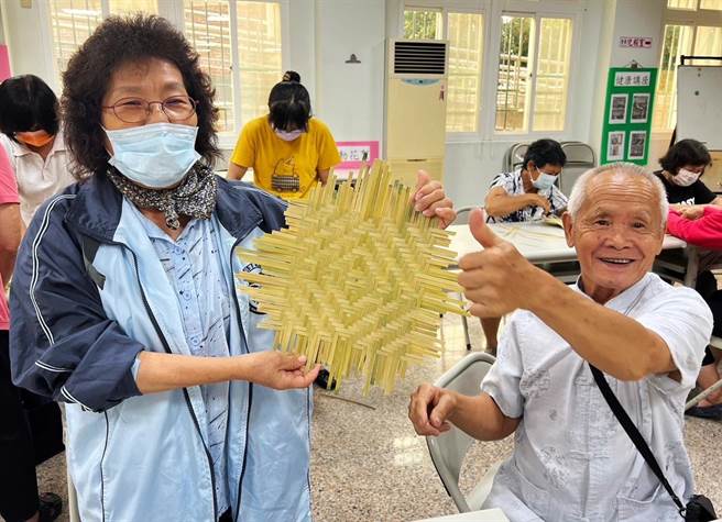 學員們在山茶花竹編工作室老師劉明智帶領下，學習了4款作品製作技巧。（鹿滿社區提供／呂妍庭嘉義傳真）