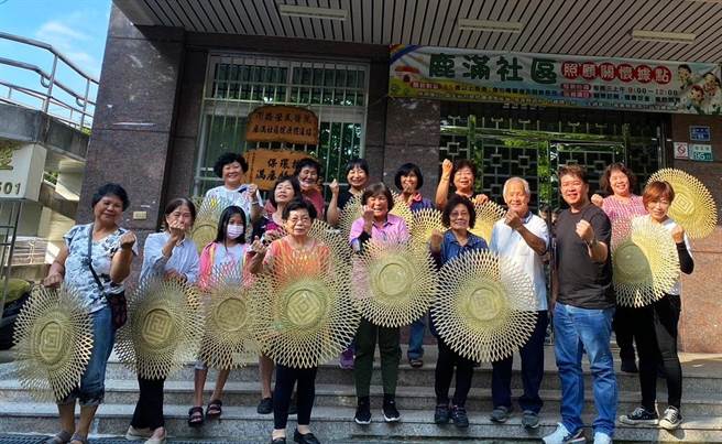 嘉義縣竹崎鄉鹿滿社區透過農村再生計畫，帶著社區民眾學習竹藝編織。（鹿滿社區提供／呂妍庭嘉義傳真）