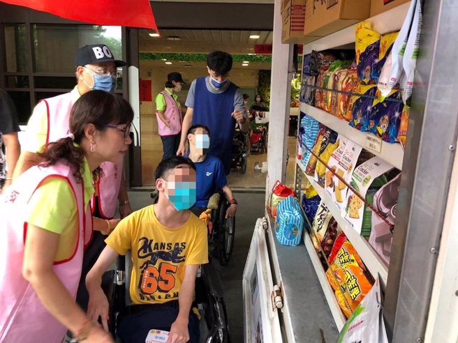 由台灣環保協會贊助的「行動柑仔店」，於日前專程開車上山，為教養院生舉辦購物趣活動。(黃敬文翻攝)