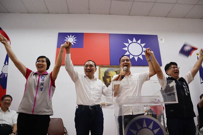 國民黨總統參選人侯友宜（左二）稱要用生命顧台灣。（邱立雅攝）