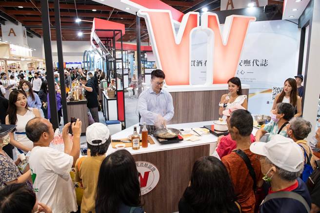 为了让民眾认识充满台湾特色的优质酒品，本次「2023台湾美食展」琼浆玉露馆现场安排花式调酒表演、调酒DIY教学。（主办单位提供／李侑珊台北传真）★《中时新闻网》关心您：饮酒过量，有碍健康。酒后不开车，安全有保障！