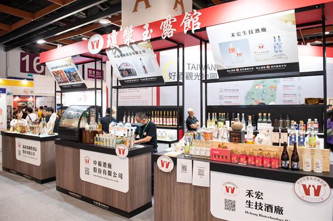「2023台湾美食展」8月4日至8月7日于世贸一馆登场，财政部琼浆玉露馆展售国内外获奖的认证酒。（主办单位提供／李侑珊台北传真）★《中时新闻网》关心您：饮酒过量，有碍健康。酒后不开车，安全有保障！