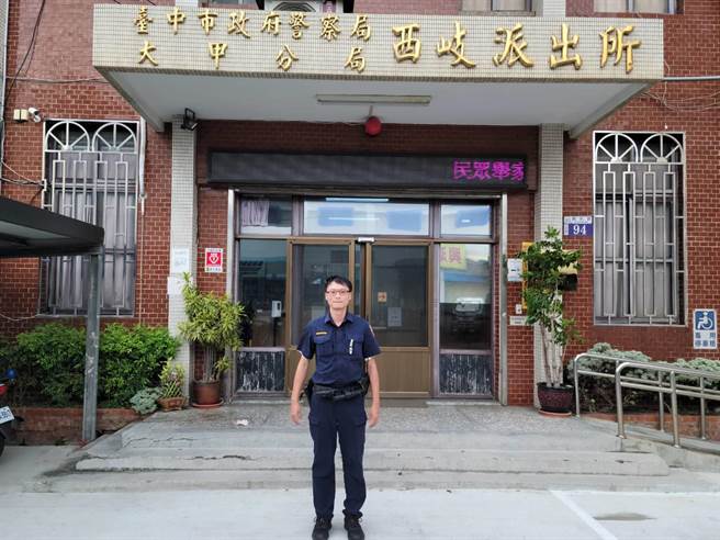 大甲警分局西岐所员警陈荣志锲而不舍追查，顺利帮无名尸找到回家的路。（警方提供）