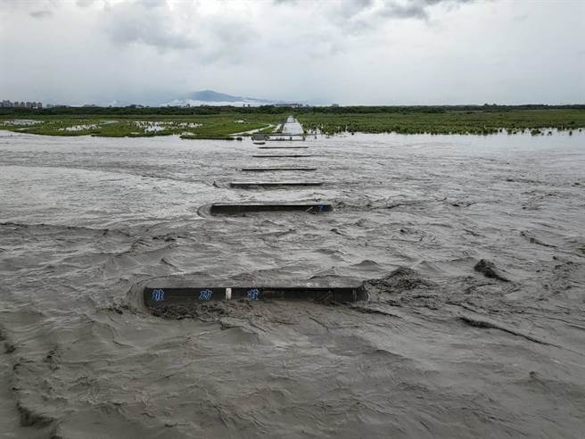 卡努颱风造成高屏溪原水浊度飙升至4.4万NTU，南水局经由提升高雄地区境内备源水源及跨区调度方式，目前高雄地区供水稳定。（南水局提供／林雅惠高雄传真）
