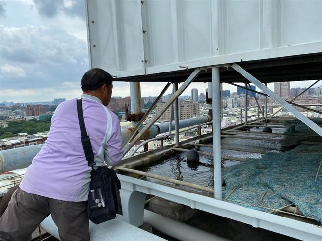 防疫人員於閒置大樓會勘，了解有無孳生源。（台南市登革熱防治中心提供／曹婷婷台南傳真）