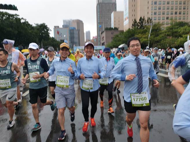 百人穿着衬衫跑马拉松，测试排汗快乾效果，引起话题。（衣十五提供／王莫昀台北传真）