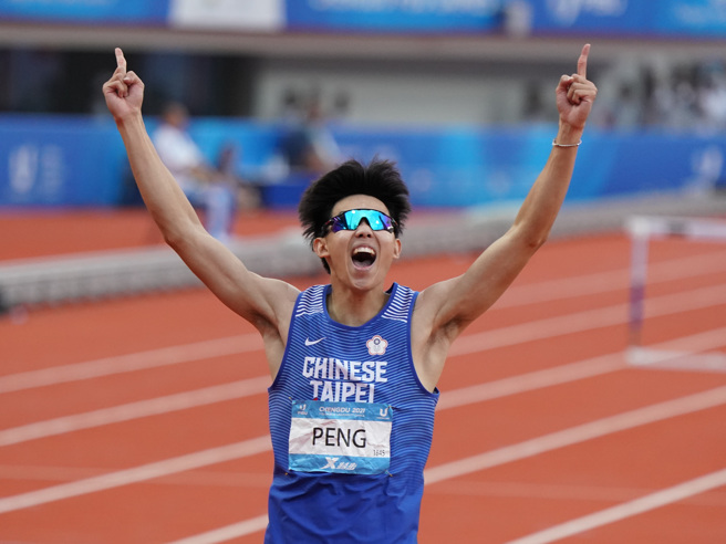彭名揚在世大運男子400公尺跨欄決賽以48秒62奪金後振臂歡呼。（大專體總提供／李弘斌台北傳真）