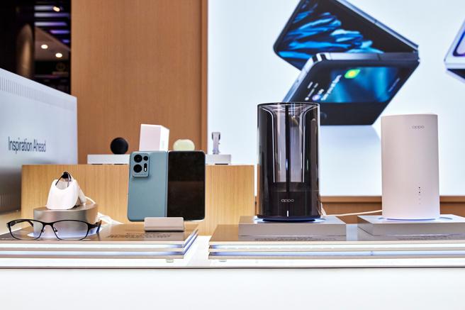 OPPO在三创旗舰馆展示「OPPO Air Glass」、「OPPO Find N2」、「OPPO Wi-Fi 6 路由器 AX5400」、「OPPO 5G CPE T2」等未上市产品。（OPPO提供／古明弘台北传真）