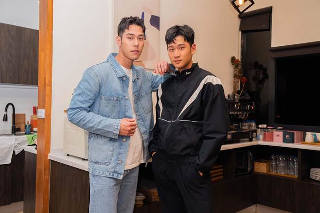 周興哲（右）、周予天日前赴香港參加音樂節演出，吸引大批粉絲支持。（星空飛騰提供）