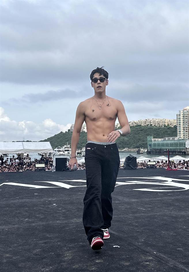 周予天日前赴香港參加音樂節演出，秀出結實胸、腹肌。（星空飛騰提供）