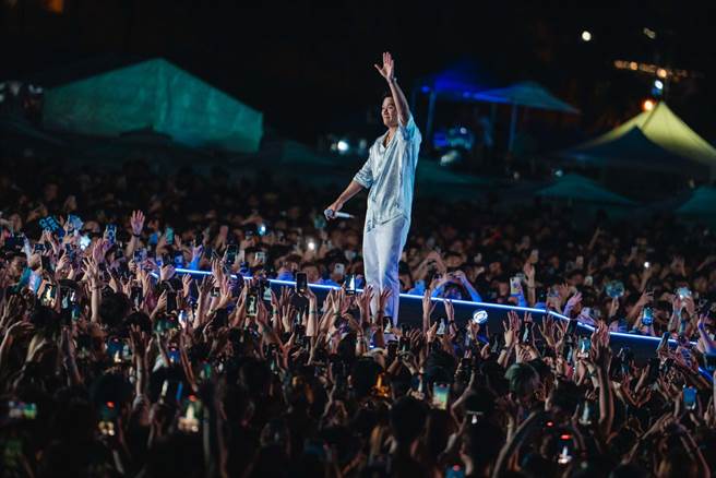 周興哲日前在香港音樂節開唱，吸引大批粉絲支持。（星空飛騰提供）